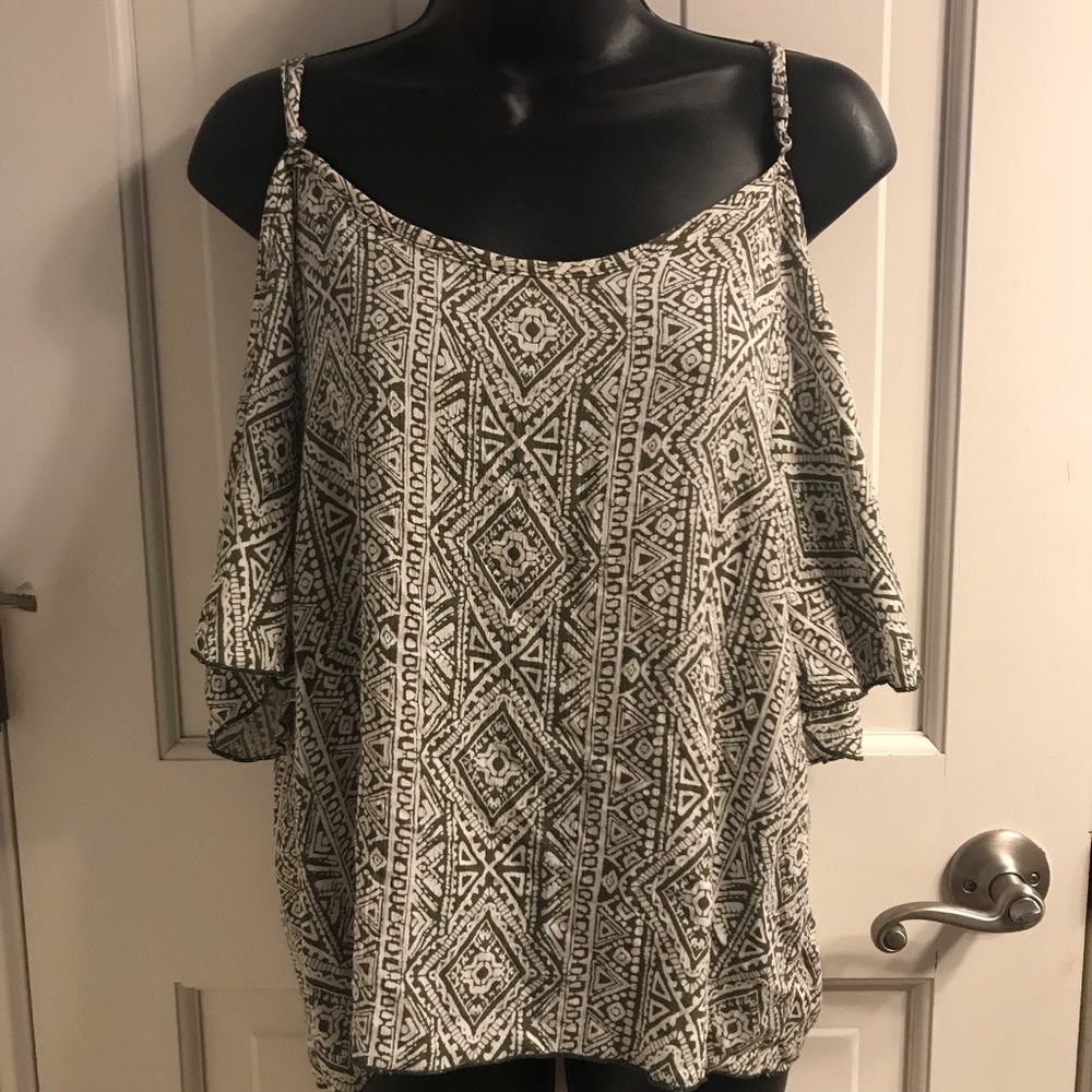 Cold Shoulder Top- bundle only - Picture 2 of 5